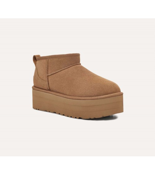 Vista lateral de las botas UGG Classic Ultra Mini en color chestnut, con plataforma de 5 cm.