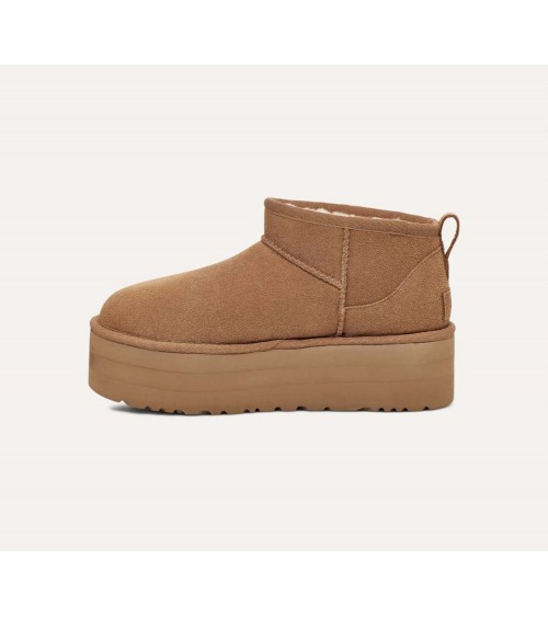 Vista lateral de las botas UGG Classic Ultra Mini en color chestnut, con plataforma de 5 cm.