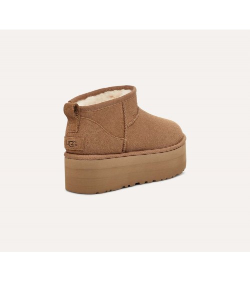 Vista lateral de las botas UGG Classic Ultra Mini en color chestnut, con plataforma de 5 cm.