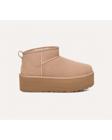 Vista lateral de las botas UGG Classic Ultra Mini en color ARENA, con plataforma de 5 cm.