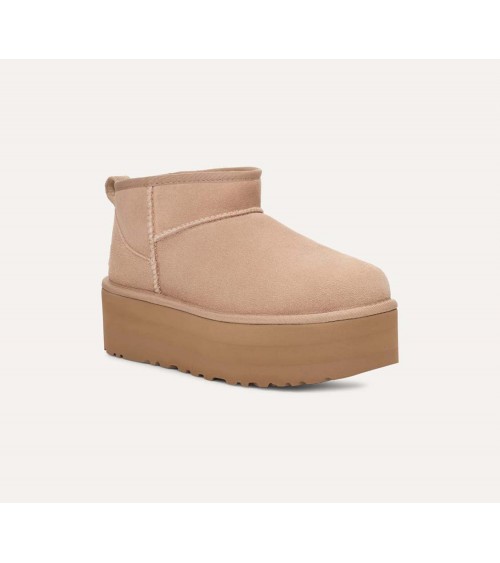 Vista lateral de las botas UGG Classic Ultra Mini en color ARENA, con plataforma de 5 cm.