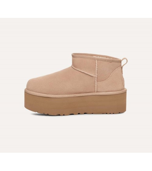 Vista lateral de las botas UGG Classic Ultra Mini en color ARENA, con plataforma de 5 cm.