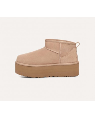 Vista lateral interior  de las botas UGG Classic Ultra Mini en color ARENA, con plataforma de 5 cm.