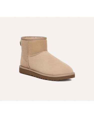 Diseño elegante y versátil de las UGG Classic Mini II, disponible en varios colores.