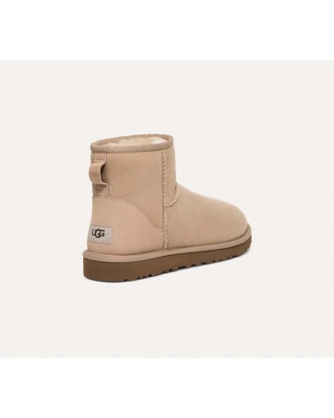 Parte trasera de las botas UGG Classic Mini II, con logotipo grabado y diseño moderno.