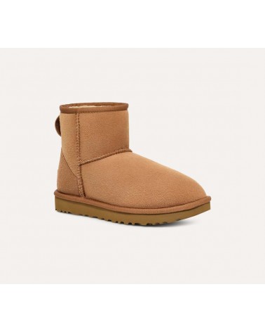 Detalle de los materiales sostenibles en las botas UGG Classic Mini II.