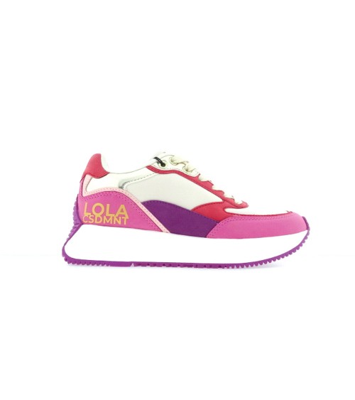 Estilismo Zapatillas multicolor de Lola Casademunt combinadas con pantalones fucsia y bolso a juego.