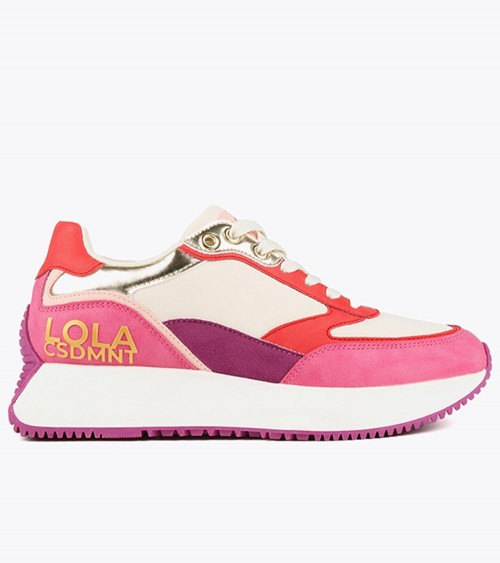 Estilismo Zapatillas multicolor de Lola Casademunt combinadas con pantalones fucsia y bolso a juego.