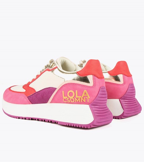 Estilismo Zapatillas multicolor de Lola Casademunt combinadas con pantalones fucsia y bolso a juego.