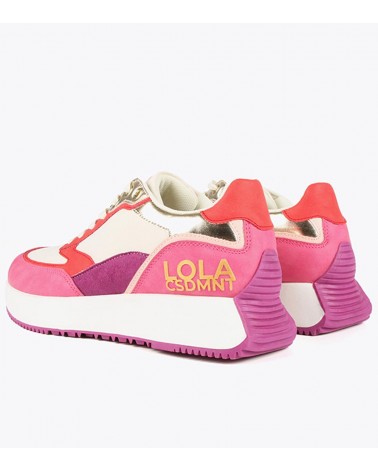 Parte trasera de las sneakers con el logo de Lola Casademunt en dorado.