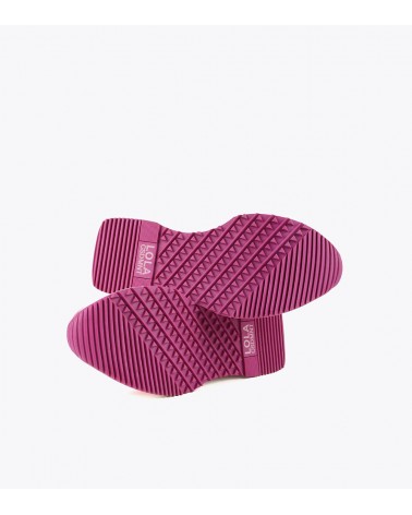 Suela antideslizante en color fucsia de las zapatillas Lola Casademunt, diseñada para mayor confort.