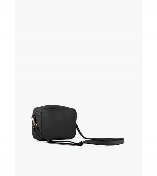 Look estilismo Lola Casademunt  Bolso Bandolera Negra Troquelada - Poliuretano | Lázaro Zapaterías Mujer Negro