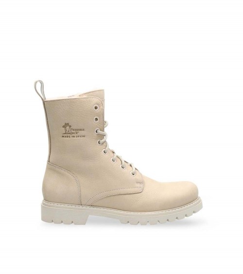 Mujer con botas Panama Jack Frisia B8 paseando, estilo casual.