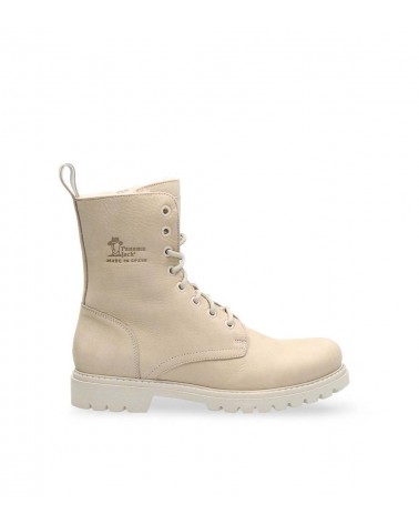 Mujer con botas Panama Jack Frisia B8 paseando, estilo casual.