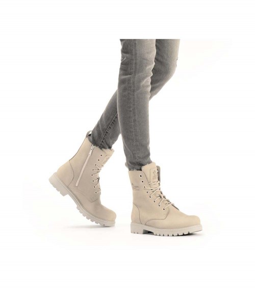 Mujer con botas Panama Jack Frisia B8 paseando, estilo casual.