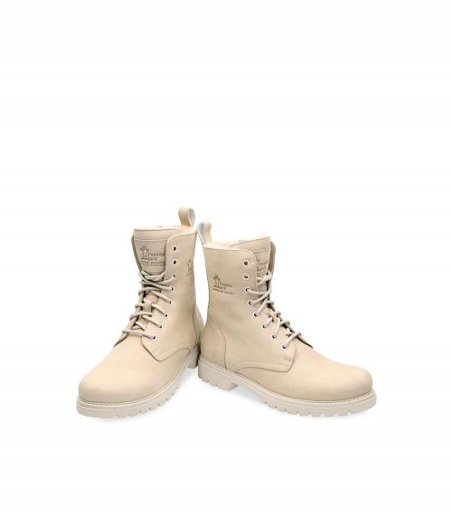 Mujer con botas Panama Jack Frisia B8 paseando, estilo casual.