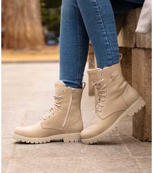 Mujer con botas Panama Jack Frisia B8 paseando, estilo casual.