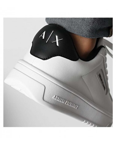 Parte trasera de las zapatillas Armani Exchange XUX203-XV805, mostrando el talón con logotipo.