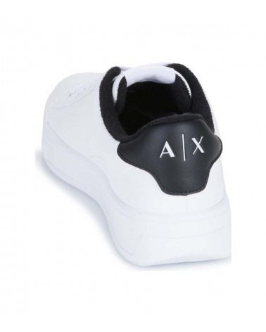 Parte trasera de las zapatillas Armani Exchange XUX203-XV805, mostrando el talón con logotipo. Vista superior