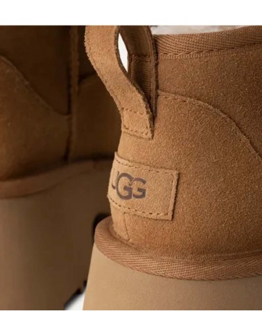 UGG Classic Ultra Mini New Heights en color castaño, perfectas para ocasiones informales.