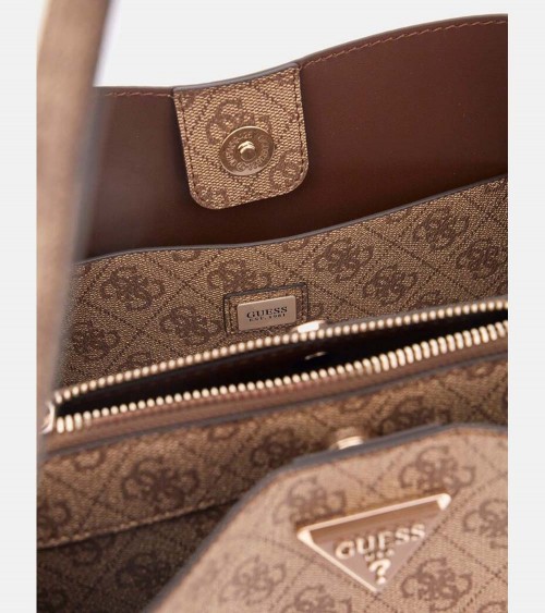 Vista frontal del Bolso Guess Sora en color beige con estampado 4G y logotipo frontal.