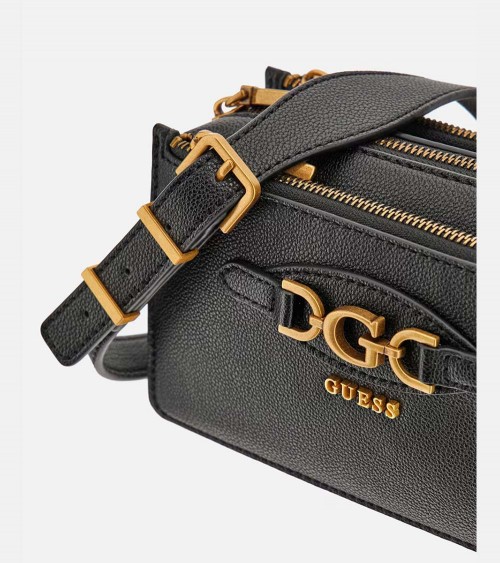 Modelo llevando el Bolso Guess Malva Status Crossbody, ideal para ocasiones casuales.