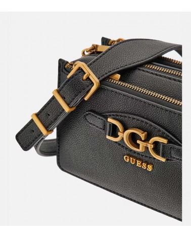 Logo metálico en el Bolso Guess Malva Status Crossbody negro, resaltando la elegancia.