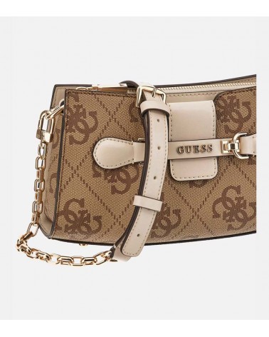 Bandolera Guess NOLANA en uso, perfecta para un look casual y elegante.