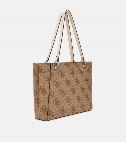 Vista frontal del bolso Guess NOLANA NOEL TOTE en beige.