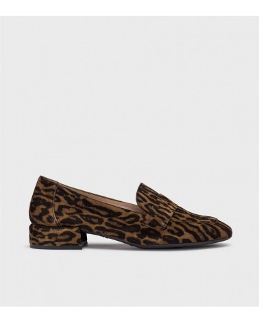 Mocasines Wonders AIR en estampado animal print, vista lateral.