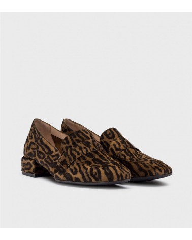 Detalle del estampado de animal print en los mocasines Wonders.