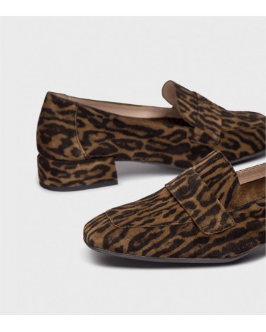 Mocasines Wonders de punta cuadrada, diseño sofisticado en animal print.