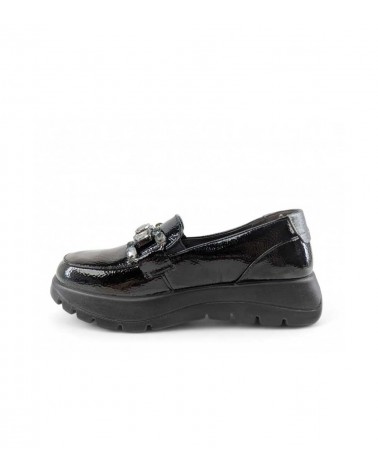 Mocasines Mysoft en negro, perfectos para un look casual o formal.