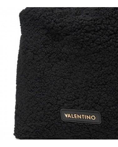 Detalle de la textura acrílica del bolso Valentino Qube en color negro.