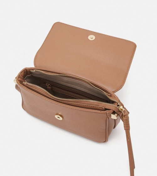 Vista frontal del Valentino Brown Letterman Caprice Flap Bag en beige con detalles dorados.