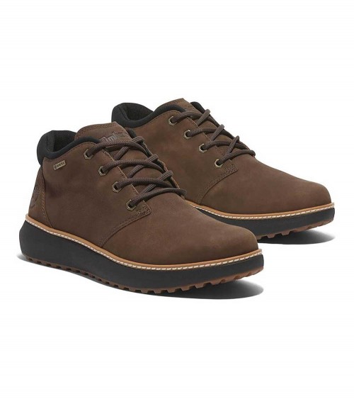 Vista lateral de las botas Timberland Hudson Road Mid Lace Up Chukka en marrón oscuro.