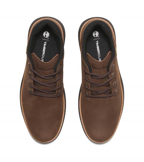 Vista lateral de las botas Timberland Hudson Road Mid Lace Up Chukka en marrón oscuro.