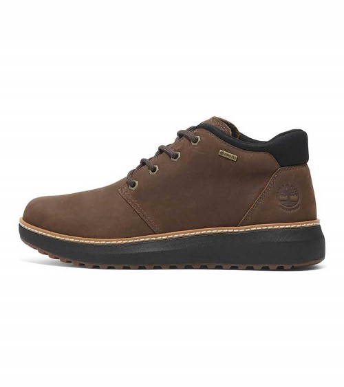 Vista lateral de las botas Timberland Hudson Road Mid Lace Up Chukka en marrón oscuro.