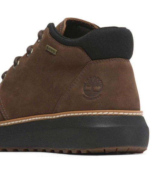 Vista lateral de las botas Timberland Hudson Road Mid Lace Up Chukka en marrón oscuro.