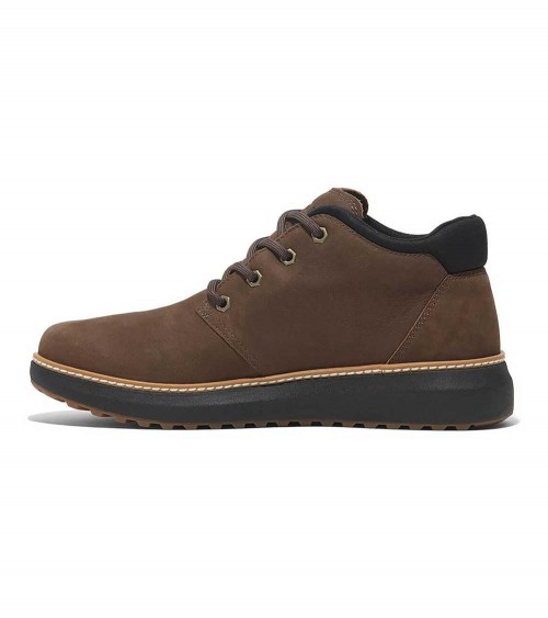 Vista lateral de las botas Timberland Hudson Road Mid Lace Up Chukka en marrón oscuro.