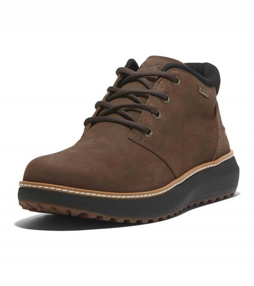 Vista lateral de las botas Timberland Hudson Road Mid Lace Up Chukka en marrón oscuro.