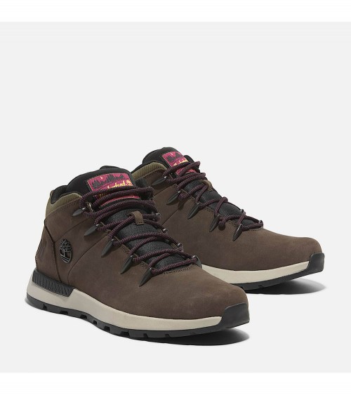 Vista lateral de las Timberland Sprint Trekker Mid en marrón oscuro.