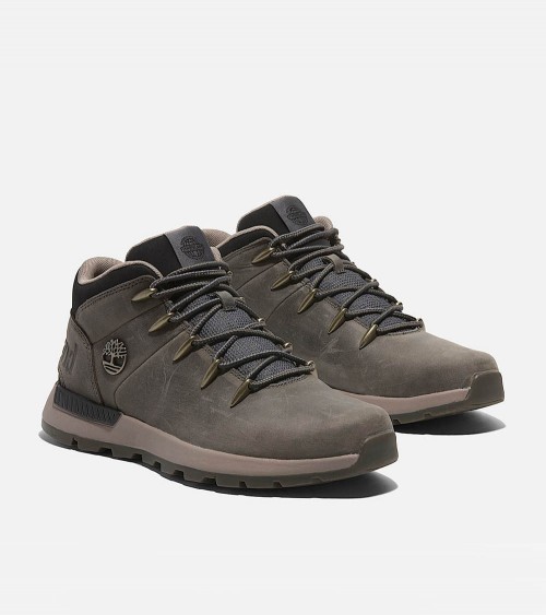 Vista frontal de las zapatillas Timberland Sprint Trekker en gris con cuero premium.