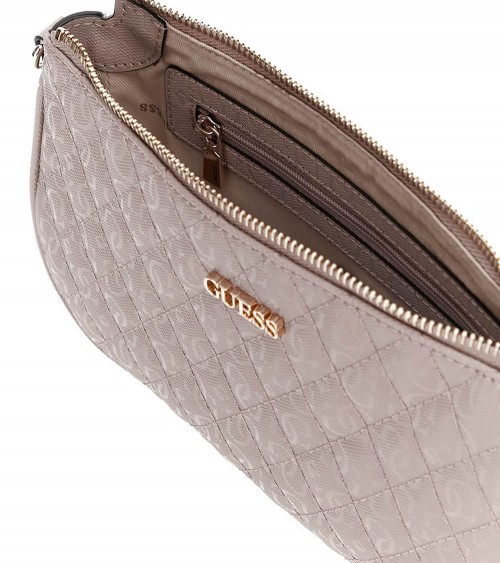 Vista frontal del bolso Guess Yarmilla Double Pouch Crossbody en marrón viejo.