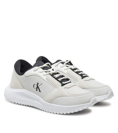 Vista lateral de las Calvin Klein Eva Runner Low en blanco con diseño minimalista.