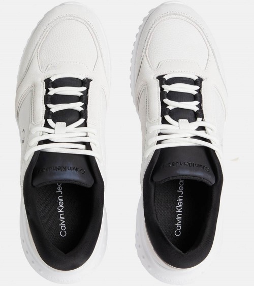 Vista lateral de las Calvin Klein Eva Runner Low en blanco con diseño minimalista.