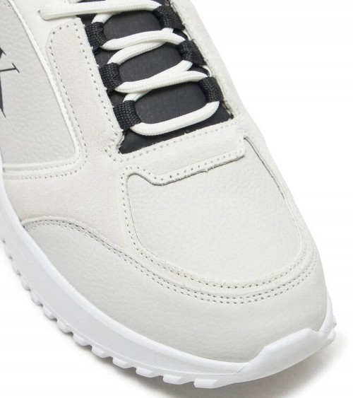 Vista lateral de las Calvin Klein Eva Runner Low en blanco con diseño minimalista.