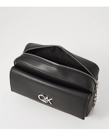 Compartimento principal del bolso Calvin Klein negro con cierre de cremallera.