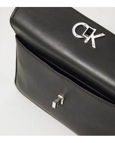 Elegante diseño unicolor del bolso Calvin Klein para mujer.
Cierre