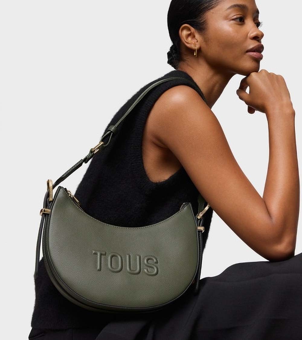 Modelo con el bolso TOUS Brenda para mujer verde, complemento elegante y funcional